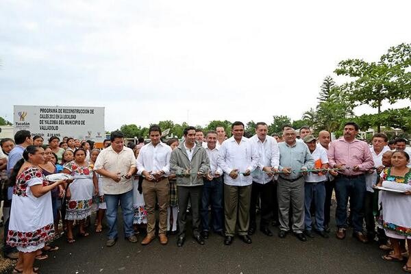 Gobernador entrega trabajos de reconstrucción de calles y visita unidad de producción en Yalcobá, Valladolid