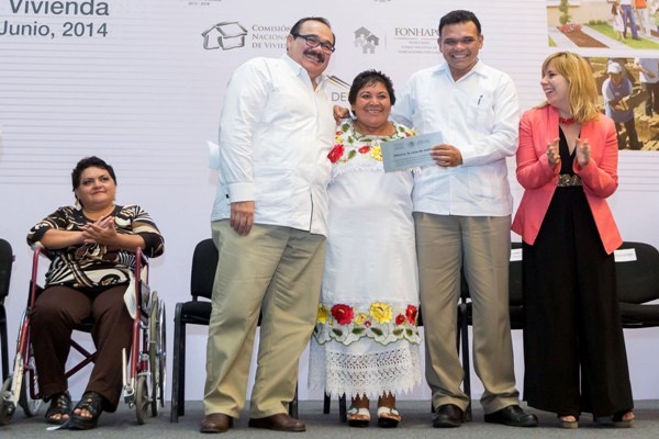 Entregan apoyos para viviendas en Yucatán