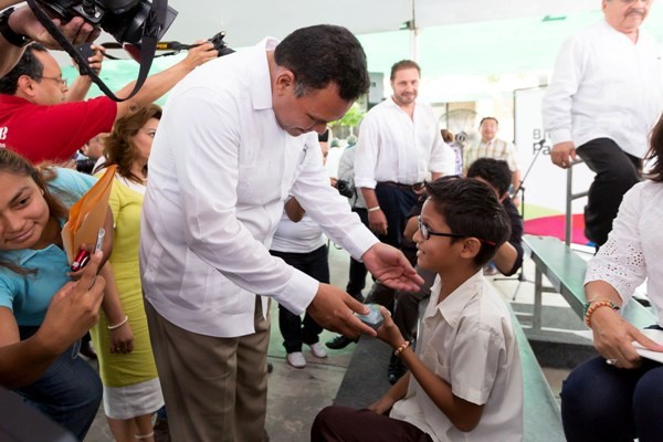 Entregan más de 6 mil lentes a alumnos de primaria