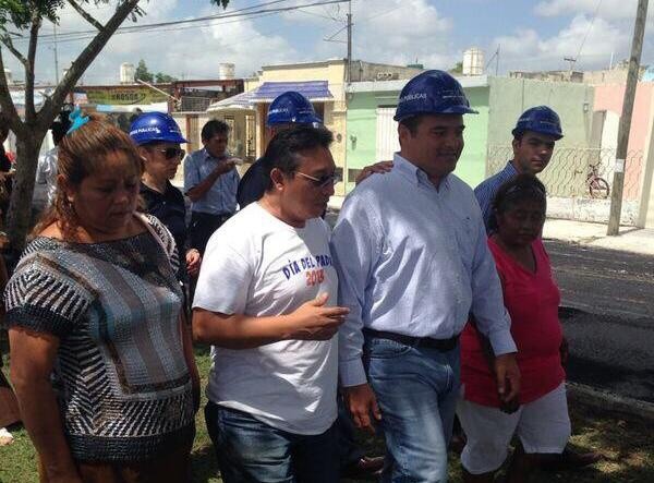  Alcalde de Mérida supervisa repavimentación de calles en Polígono 108