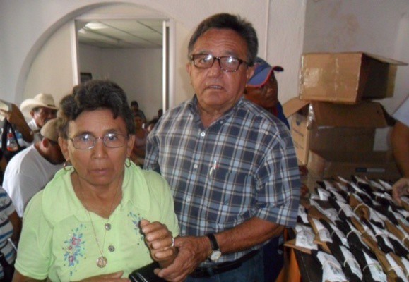 El senador Daniel Ávila proporcionó 260 lentes a vecinos de Tizimín