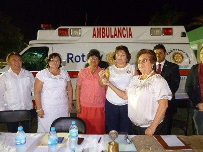 TIZIMIN: Rotarios entregan ambulancia al DIF Municipal.\r\n