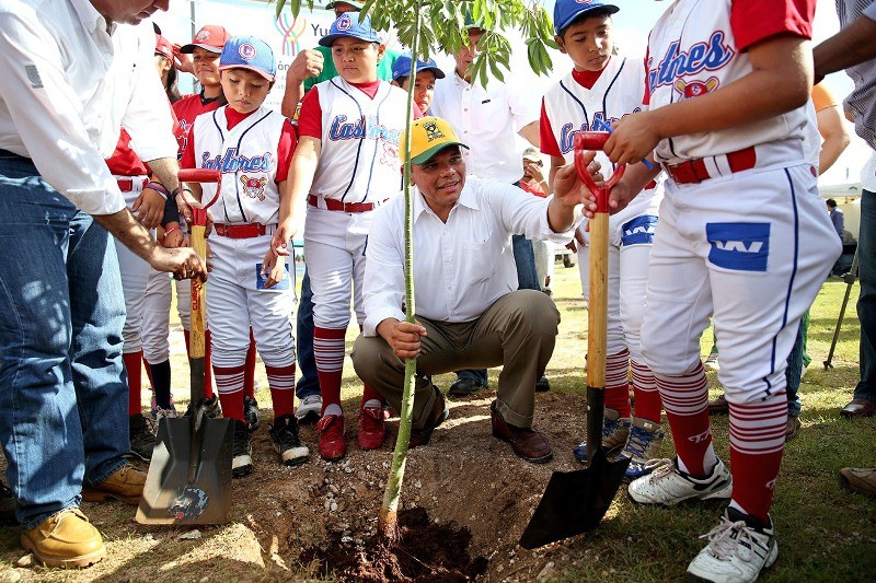 El Gobernador entregó obras y reforestó los campos de la Liga Yucatán