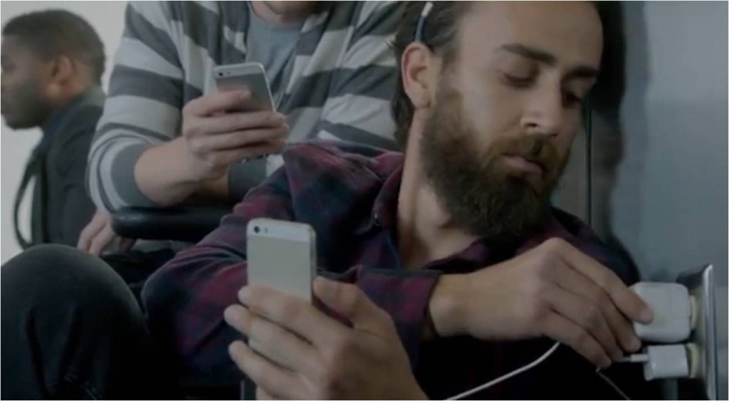 Samsung se burla de los usuarios de iPhone en su nuevo comercial