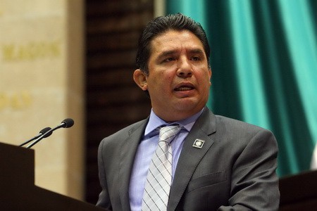 El diputado federal del PRD Alejandro Cuevas habla en el programa desde Mérida sobra las reformas