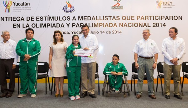 Entregan estímulos económicos a yucatecos ganadores de la olimpiada y paralimpiada 2014