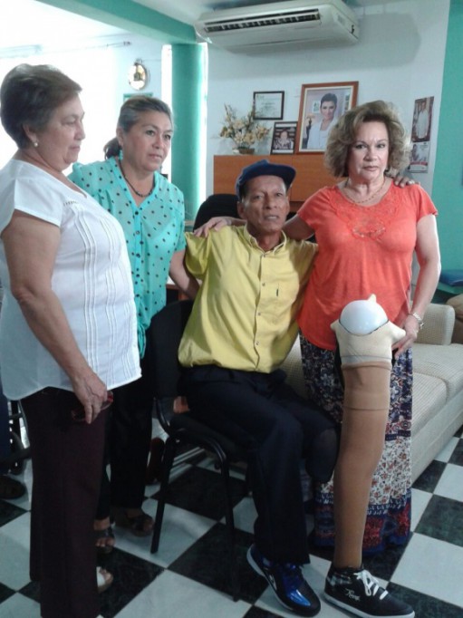 Alcaldesa de Tizimín entrega prótesis a un discapacitado
