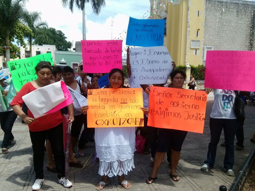 Habitantes de Oxkutzcab realizan marcha hasta el palacio de gobierno para pedir ayuda por el fraude del que fueron objeto por parte de Crecicuenta y/o Hagamos Más