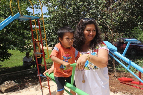 Inauguran parques en Pocobox y San Isidro Macyam