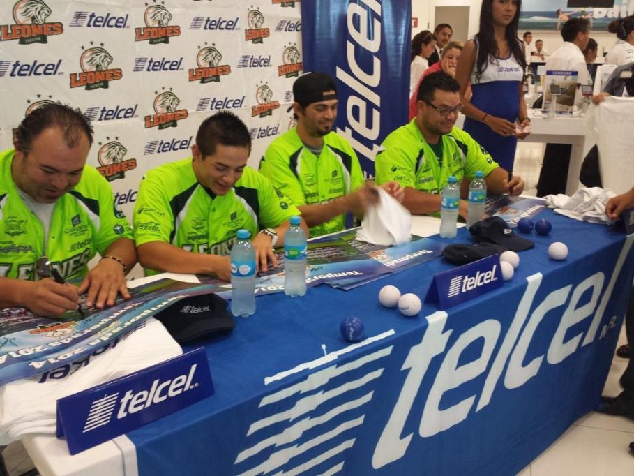 Telcel realizó firma de autógrafos con los Leones de Yucatán