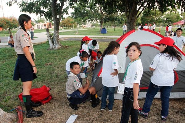 Cientos de niños acampan en Paseo Verde