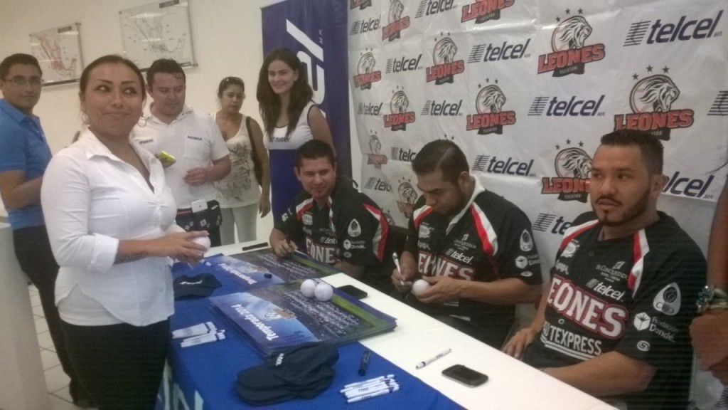 Tres Leones firman autógrafos en Telcel