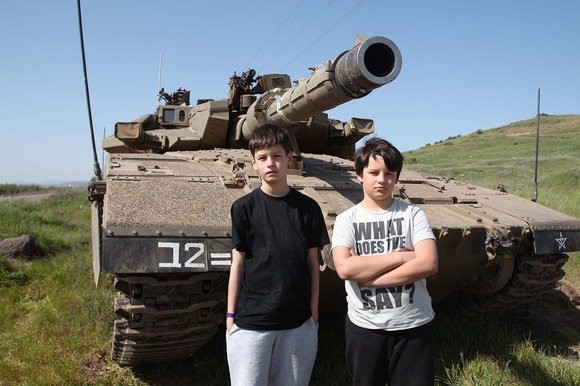 Dos hermanos piden videojuegos y su padre los lleva a la guerra