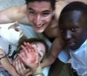 Joven se toma selfie con sus amigos después de ser apuñalada