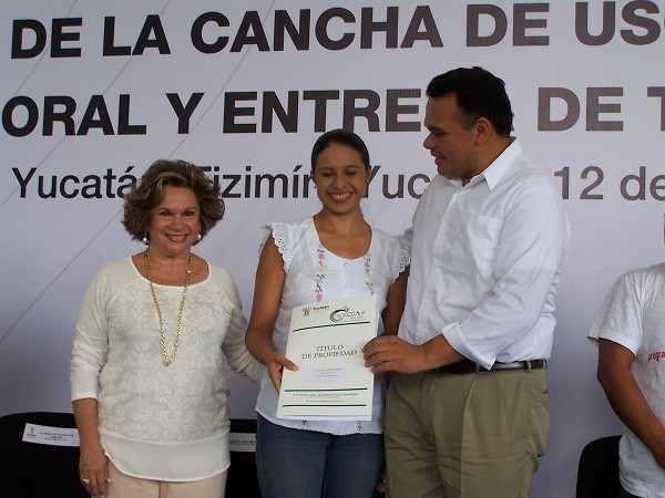Gobernador entrega apoyos a familias de Tizimín 