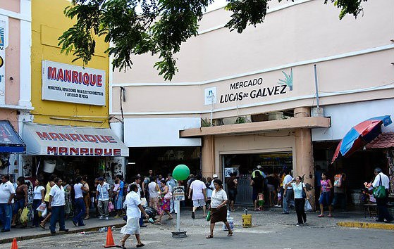 Aprovechan las lluvias para vender bolsas de Nylon