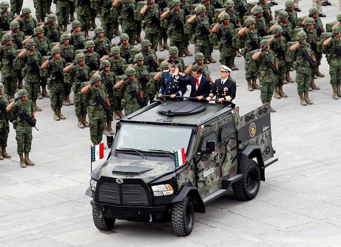 EPN encabeza desfile militar en el Zócalo