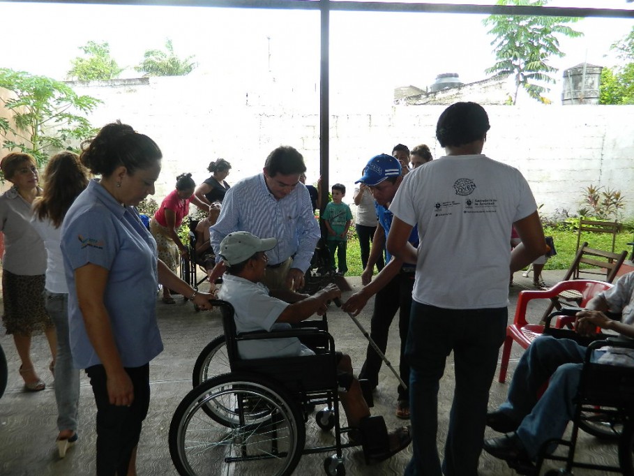 Senador entrega de sillas de ruedas y material ortopédico en el municipio de Buctzotz, Yucatán