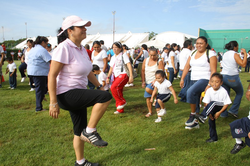 Mil 200 niños juntos con sus padres realizaron una macro clase de Matrogimnasia en el Estadio Salvador Alvarado