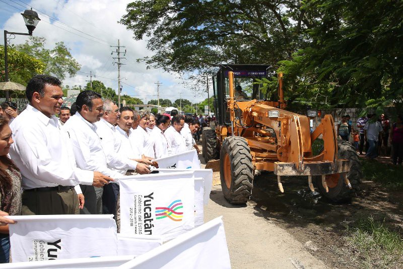 El gobernador pone en marcha los trabajos de modernización del tramo carretero Izamal-Kantunil