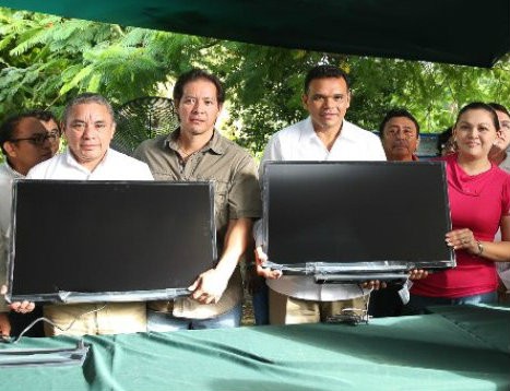 El gobernador Rolando Zapata entrega televisores a Escuelas Telesecundarias