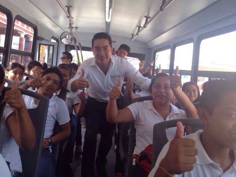Entrega delegación de Sedesol autobús para el traslado de estudiantes de Hunucmá con apoyo de migrantes