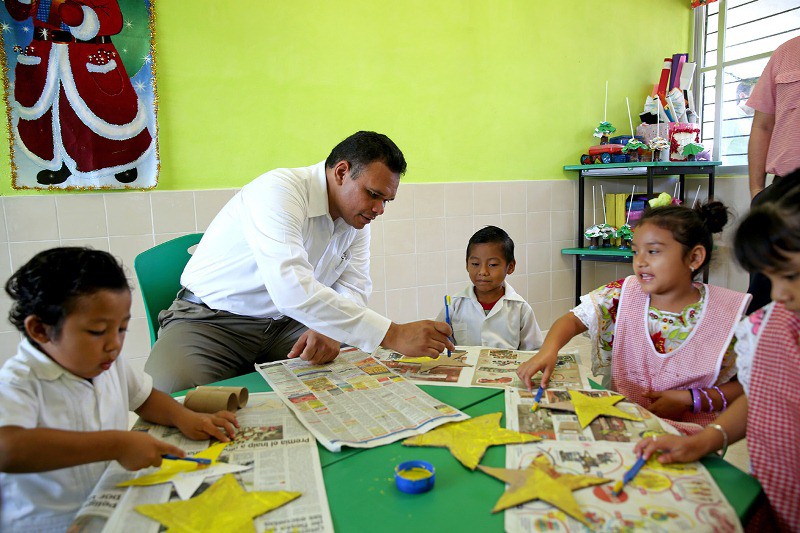 El Gobernador Rolando Zapata Bello entregó aulas didácticas al sur de la capital yucateca 