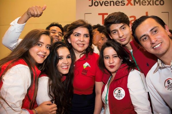 Ivonne Ortega Pacheco se reune con jóvenes priistas de Puebla