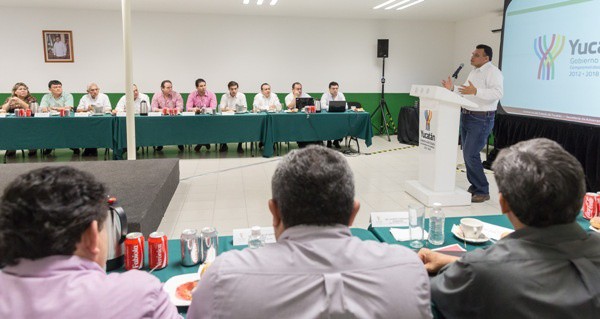 Convoca Rolando Zapata Bello a redoblar esfuerzos por Yucatán