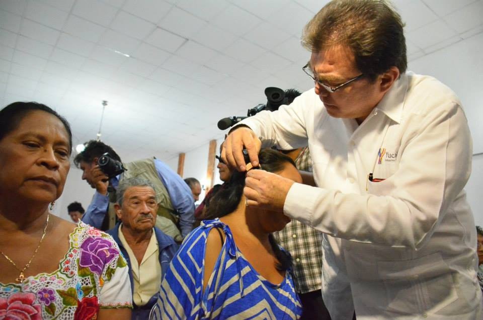 Más de 300 yucatecos beneficiados con la entrega de aparatos auditivos