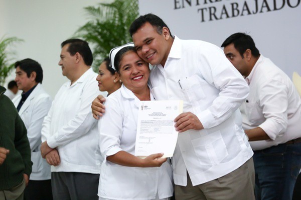 Entrega el Gobernador plazas a 630 empleados de salud en Yucatán