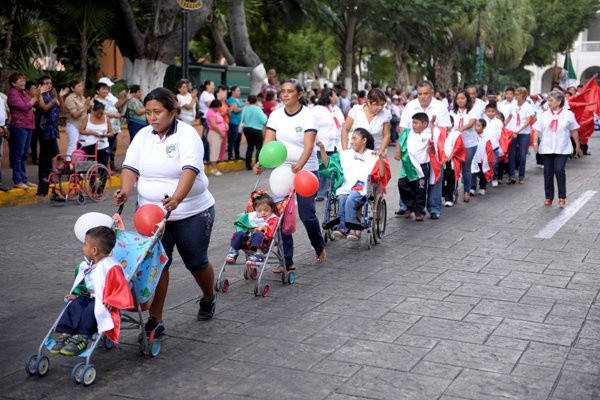 Desfile revolucionario llena de color y patriotismo el centro de Mérida