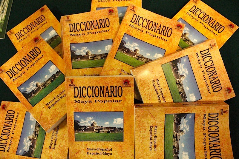 Presentan el diccionario Maya Popular en la Secretaría de Educación Estatal