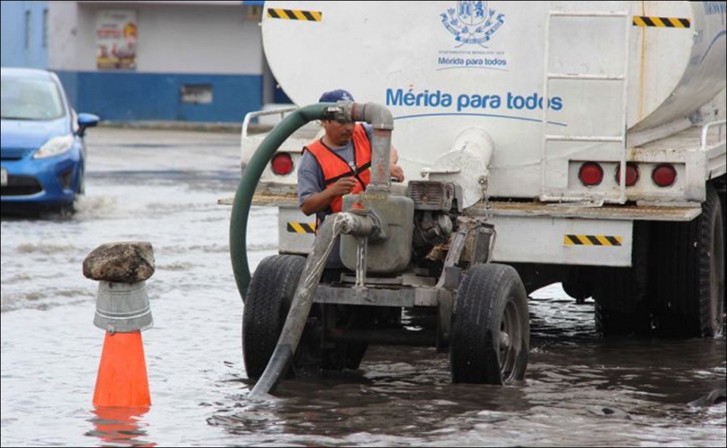  Retiran casi 100 mil litros de agua de lluvia de las calles de Mérida