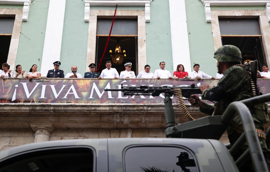 El Gobernador presenció el desfile cívico militar por el 203 Aniversario de la Independencia de México