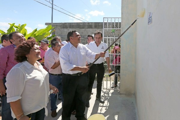 Encabeza Gobernador tercera entrega del programa "Pintando tu Bienestar"