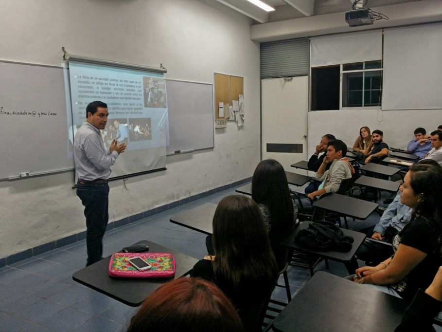 Mauricio Vila habla de ética en la política, con alumnos de la Universidad Marista