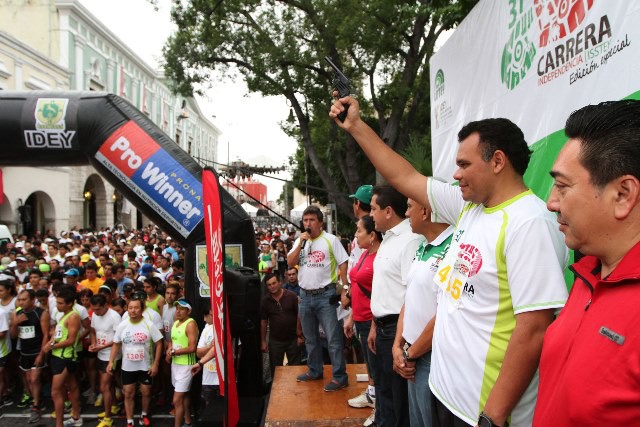 Víctor Arroyo y Alondra Cupul ganan la Carrera de la Independencia
