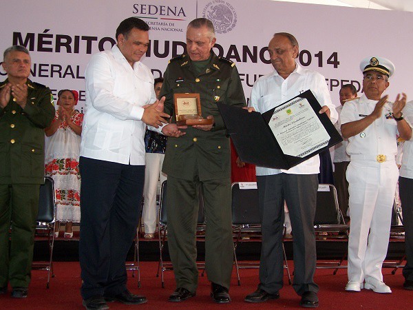 Titular de la SEDENA recibe el mérito ciudadano 2014 de Espita.
