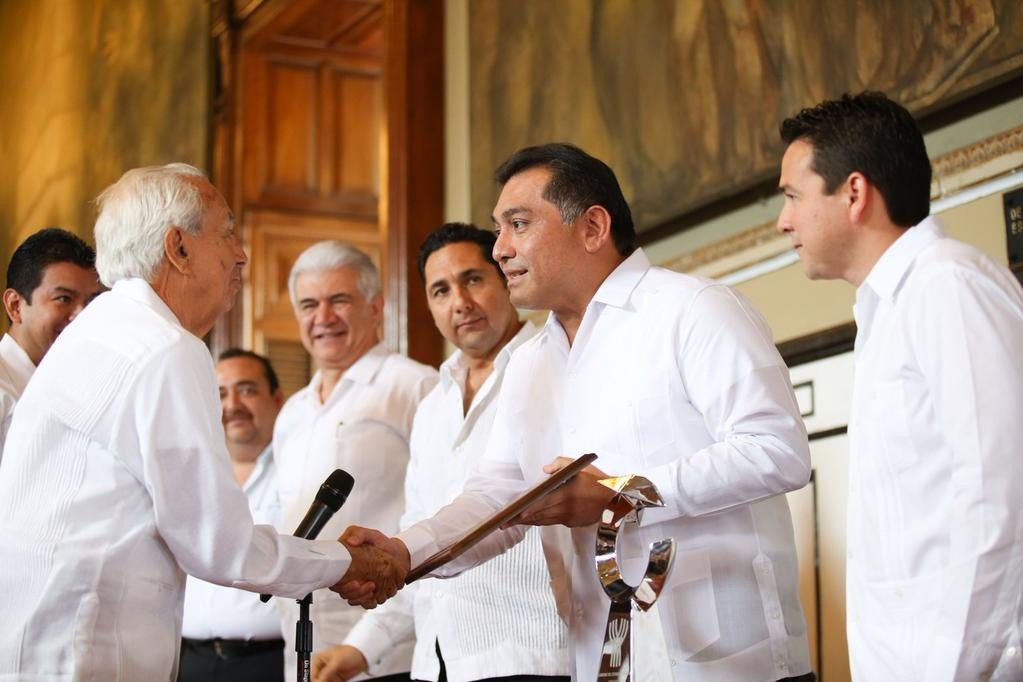 14 empresas reciben el Premio Yucatán a la calidad 2014