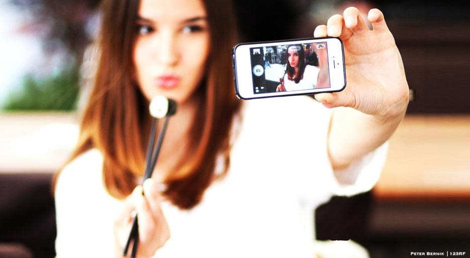 Se hace una cirugía plástica para poder tomarse selfies