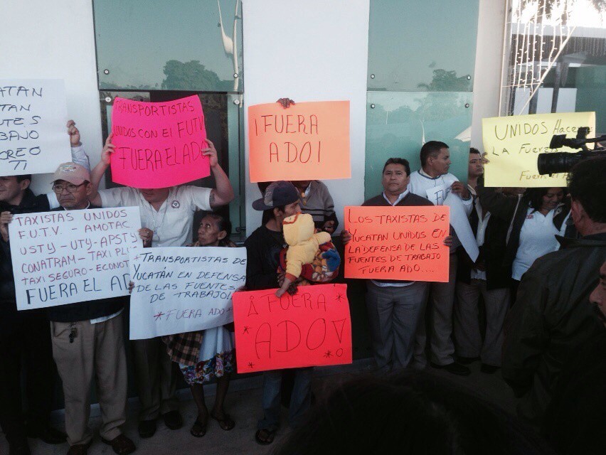 Cientos de taxistas protestan en el aeropuerto