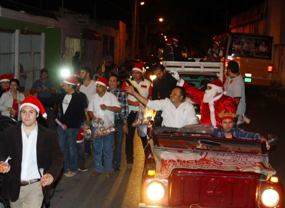 Reparte Santa Claus juguetes y dulces en calles de Mérida