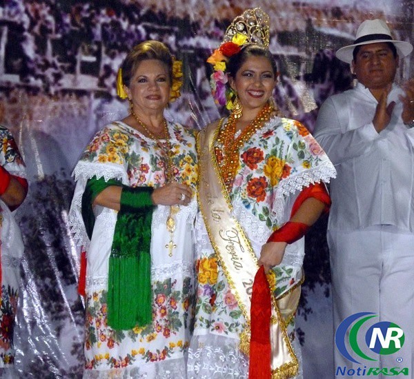 Coronan a la reina de la Feria de Tizimín 2015