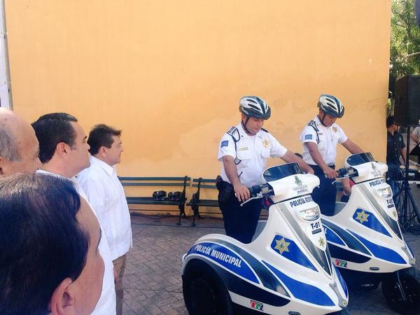 El Ayuntamiento entrega dos vehículos eléctricos a la policía municipal