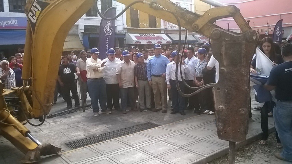 Alcalde da el banderazo de inicio de los trabajos en el Lucas de Gálvez y San Benito