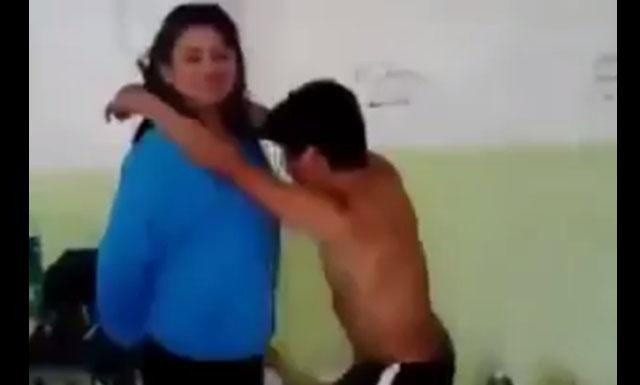 Alumno bailándoles a su maestra se convierte en viral