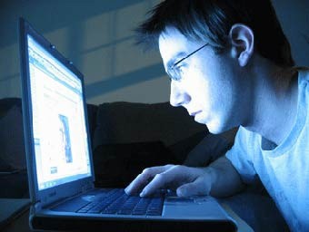 Un joven se suicida por haber recibido virus en su computadora