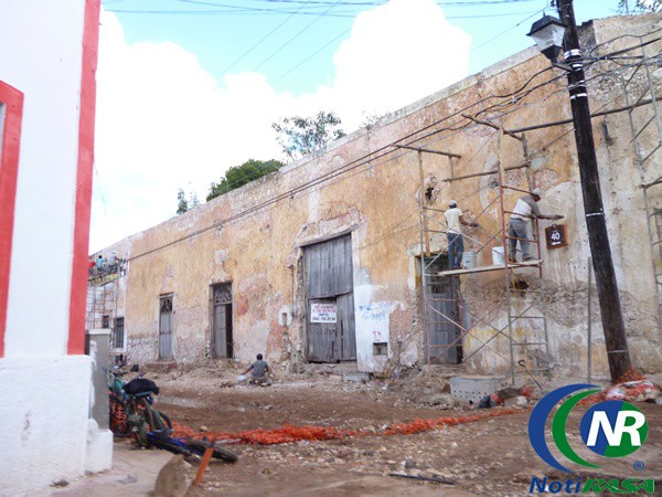 Restauran fachadas coloniales en casonas del Barrio de San Juan, en Valladolid