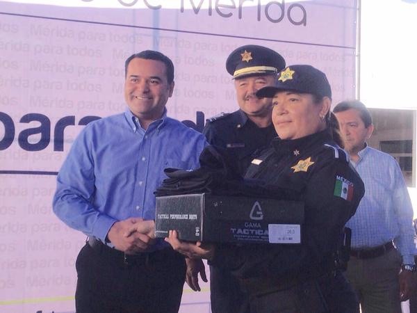 Entregan vehículos y equipamiento a la policía municipal por más de 8 millones de pesos
